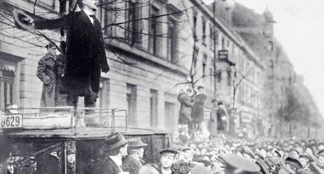 Karl Liebknecht en un mitín de la Liga Espartaquista.