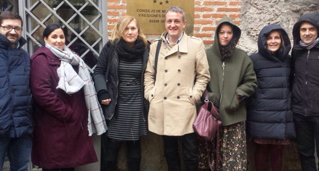 Rivarés, en el centro, junto a la directora de Economía, Ana Sanromán, Ana Fernández Garrón, teniente de alcalde de Cádiz, Eugenia Vieito, concejal de Hacienda de Coruña y Maria Lozas, concejal de Hacienda de Santiago junto a otros representantes municipales.