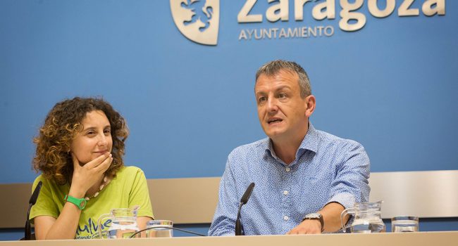 Fernando Rivarés y Arantza Gracia explicando a los medios los acuerdos del Gobierno de Zaragoza. Foto: AZ