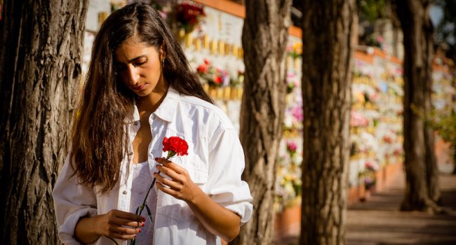 Alba Flores en el primer día de rodaje en el Cementerio de la Almudena. Foto: Alejandro Muñoz.