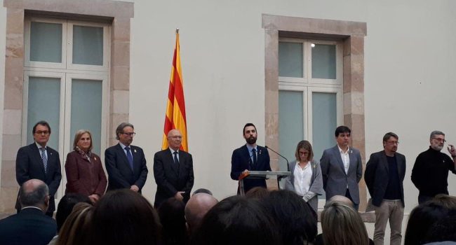 Torrent durante la lectura de la declaración en el Parlament de Catalunya. Foto: @monicapalacin29