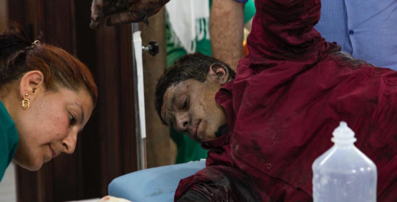 Un joven kurdo herido por las bombas turcas en Rojava. Foto: ANF