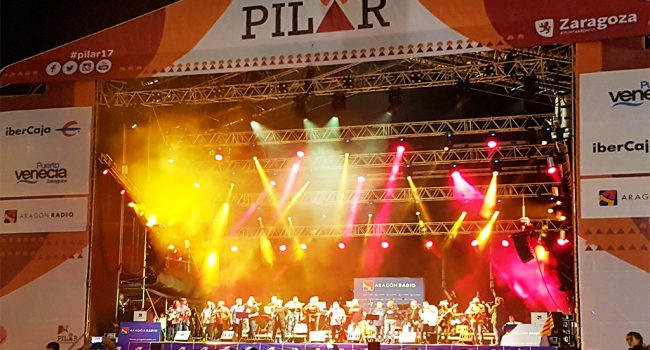 La Ronda de Boltaña e Ixo Rai durante la interpretación del 'Somos' de Labordeta en las Fiestas del Pilar de 2017. Foto: @igoiz17 (AraInfo)