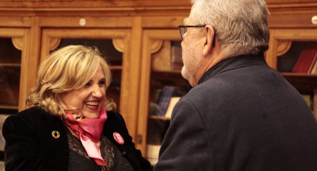 Rosa Bolea recibe la felicitación de José Antonio Mayoral | Foto: Unizar
