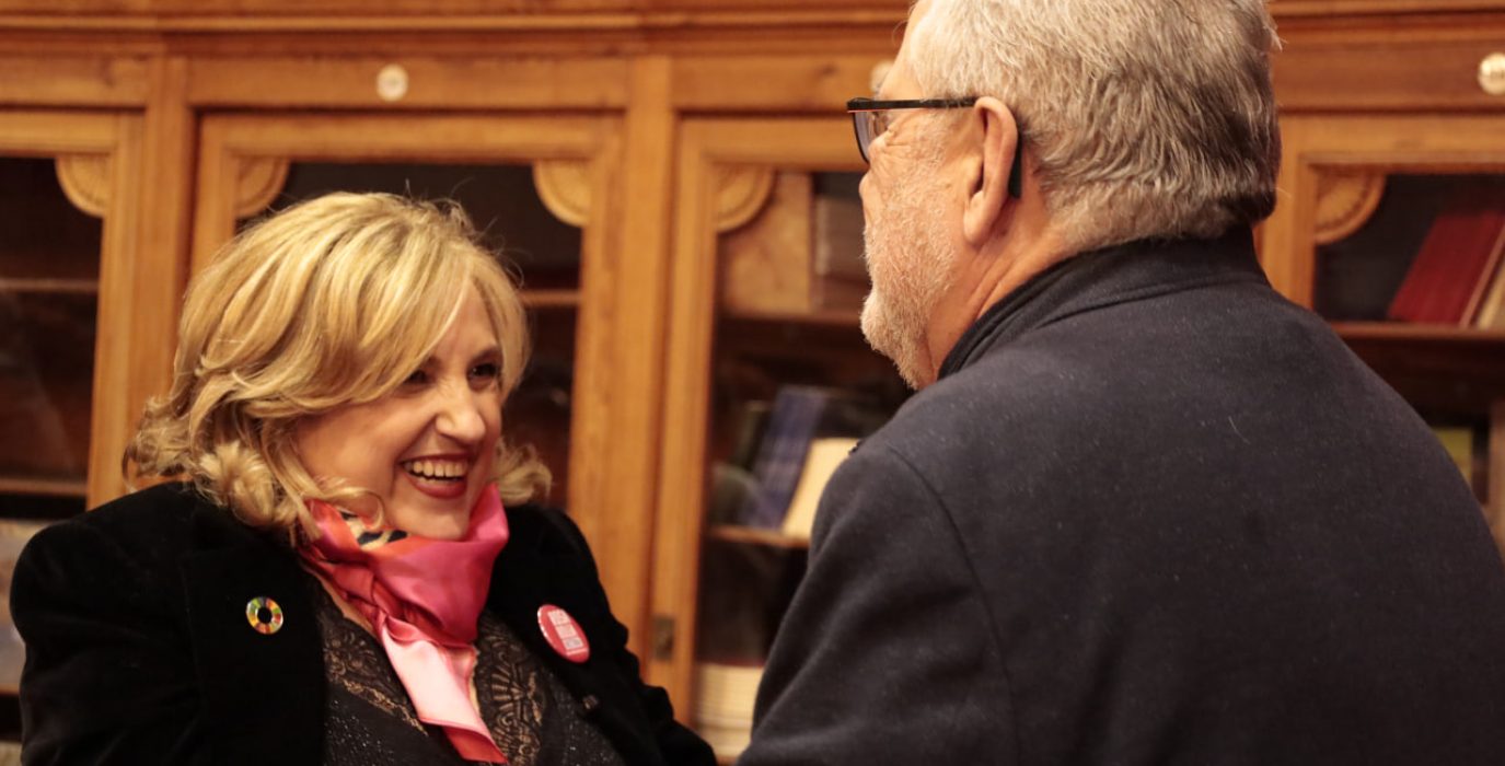 Rosa Bolea recibe la felicitación de José Antonio Mayoral | Foto: Unizar