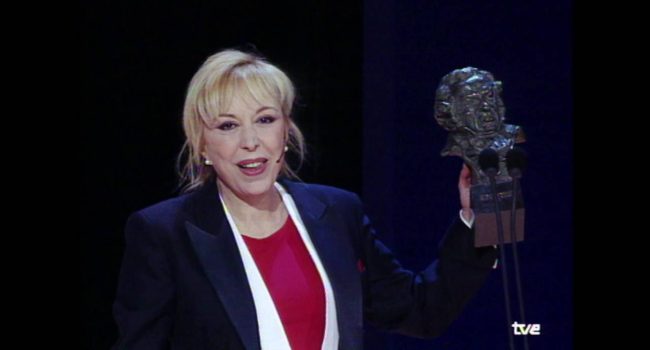 Rosa María Sardà con uno de sus dos Goya. Foto: @Academiadecine