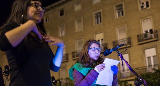 Rosa leyendo un comunicado al final de la manifestación del 8M en Zaragoza.  A la izquierda de la imagen una intérprete de lengua de signos. Foto: Pablo Ibáñez/AraInfo