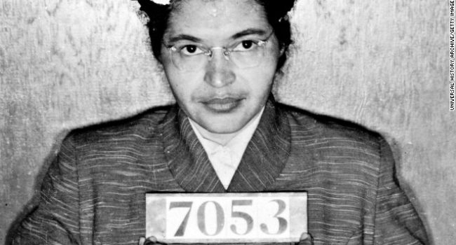 Rosa Parks fue encarcelada por "desobedecer al chofer del autobús" que obligaba a ceder su sitio a un hombre blanco. Acusada de haber perturbado el orden