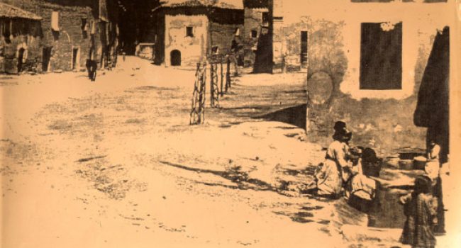 Mujeres y niñas en el lavadero. Foto: Palacio (osmonegros.com)