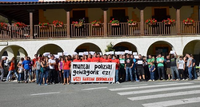 Vecinas y vecinos del Roncal (Erronkari) durante la protesta realizada en .