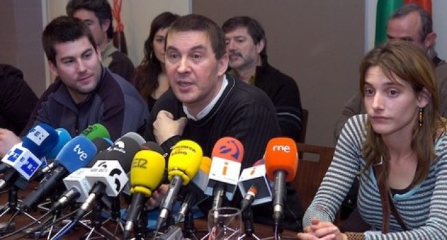 Rueda de prensa de la izquierda abertzale con Otegi, Rodríguez y Zabaleta en primer plano. Foto: Argazki Press