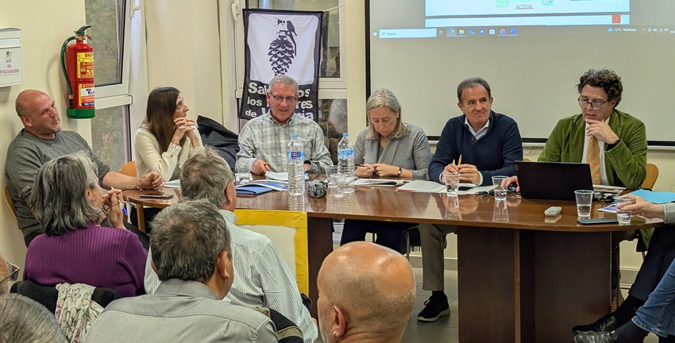 Ruiz de Temiño y Ángel Lorén, a la derecha de la imagen, junto a técnicos del Ayuntamiento y el presidente de la Junta de Distrito de Torrero, Suso Domínguez, en el encuentro del miércoles | Foto: Iker G. Izagirre / AraInfo