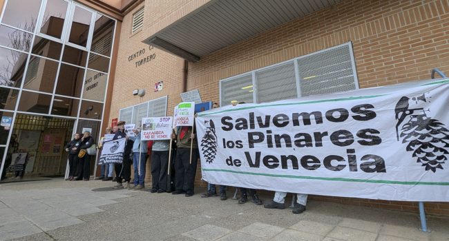 Vecinos y vecinas de Torrero mostraron pacíficamente a Víctor Serrano su oposición a la ampliación del Parque de Atracciones, lo que motivó la llamada a la policía | Foto: Iker G. Izagirre / AraInfo