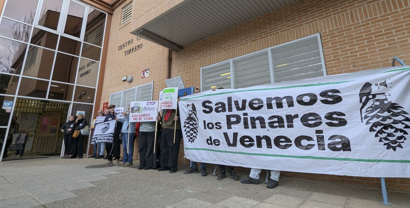Vecinos y vecinas de Torrero mostraron pacíficamente a Víctor Serrano su oposición a la ampliación del Parque de Atracciones, lo que motivó la llamada a la policía | Foto: Iker G. Izagirre / AraInfo