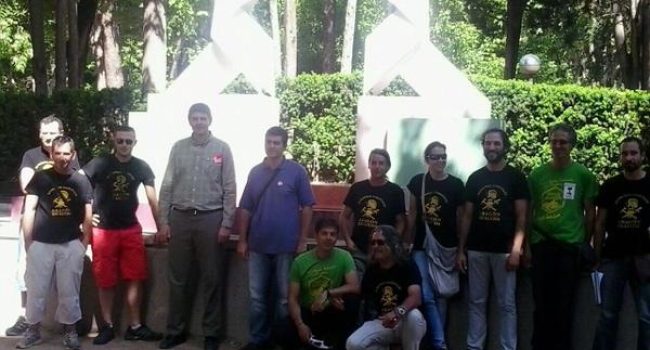 Trabajadores de Sarga junto a representantes de IU y CHA. Foto: @IU_Altoaragon