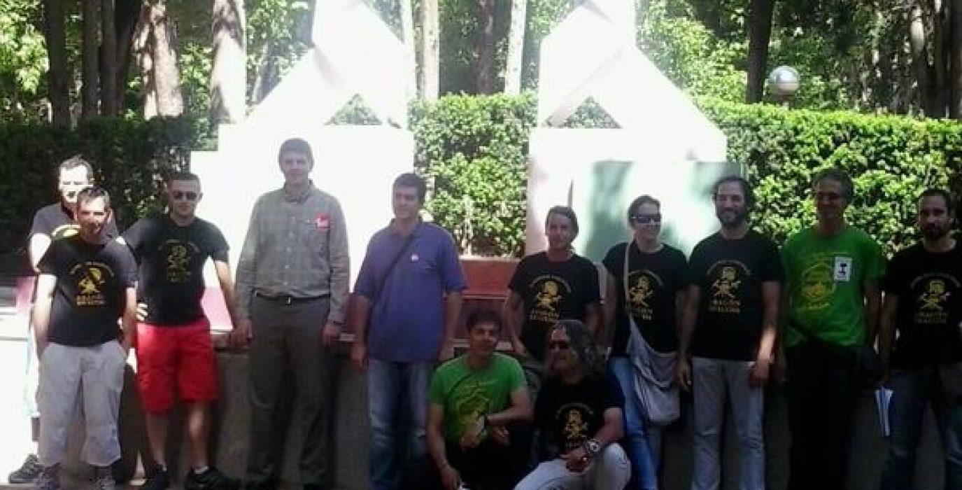 Trabajadores de Sarga junto a representantes de IU y CHA. Foto: @IU_Altoaragon