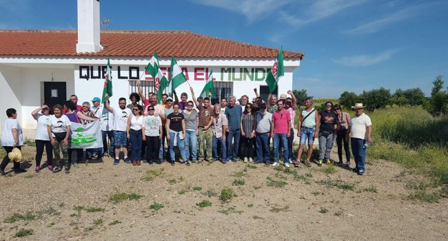 Miembros del SAT en la finca de Somonte. Foto: SAT
