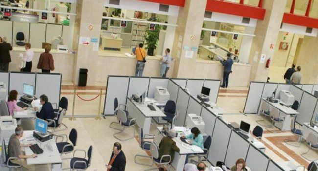 Empleados y empleadas del sector público.