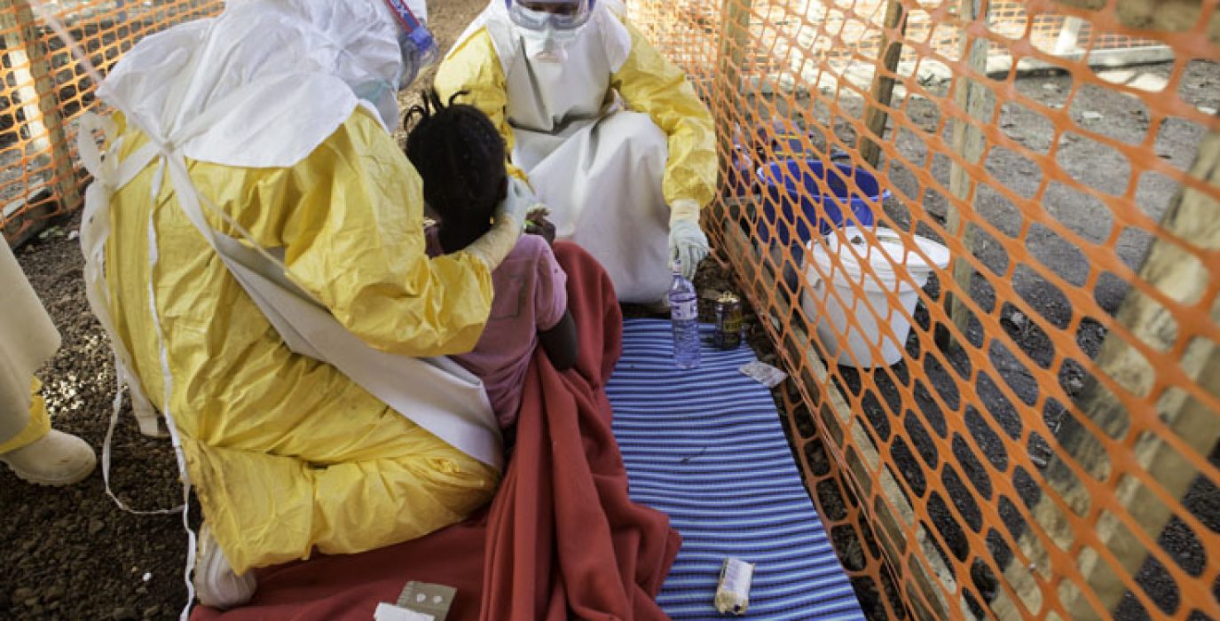 Centro de tratamiento del Ébola de Médicos Sin Fronteras en Kailahun (Sierra Leona). Foto: Sylvain Cherkaoui (Cosmos)