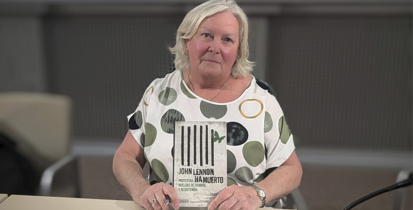 Síle Darragh con su libro "John Lennon ha muerto" en la presentación en Zaragoza | Foto: Iker G. Izagirre (AraInfo)
