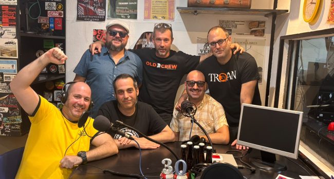 Gonzalo, Mignoni, Iker, Skunk, Paco y Nanote, durante la entrevista por los 30 años de Skándalo en las Ondas en el estudio de Radio Topo | Foto: Diego M. Roig / AraInfo
