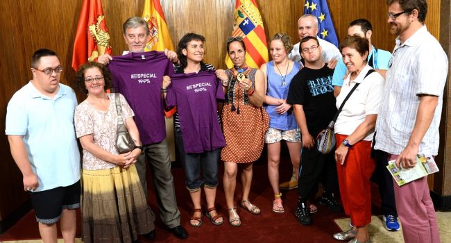 Santisteve y Broto con representantes de la delegación aragonesa de Special Olympics el pasado verano.