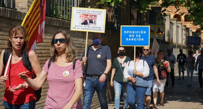 El funcionariado interino se manifiesta en la calle con carteles