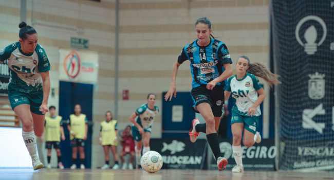 Clau, jugadora del Wanapix, en un momento de partido ante el Roldán | Foto: Cristian González