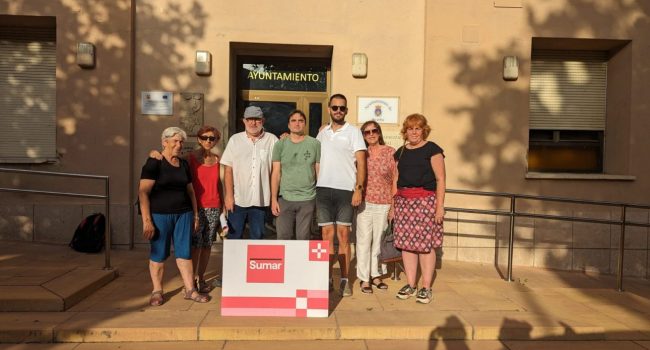 Vicente Guerrero, cabeza de lista de Sumar por Uesca, junto a integrantes de la candidatura en su visita a Ayerbe | Foto: IU Aragón
