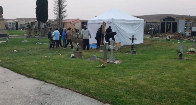 Trabajos de exhumación en el cementerio de Sádaba. Foto: Charata