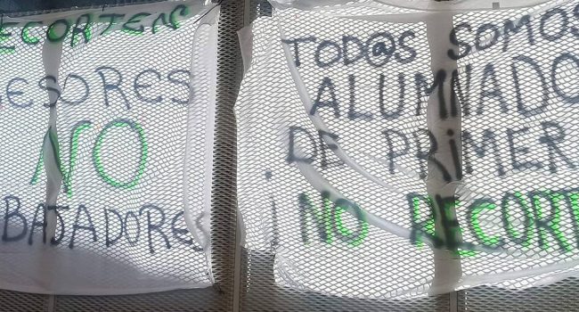Carteles por los recortes en el colegio sainz de varanda
