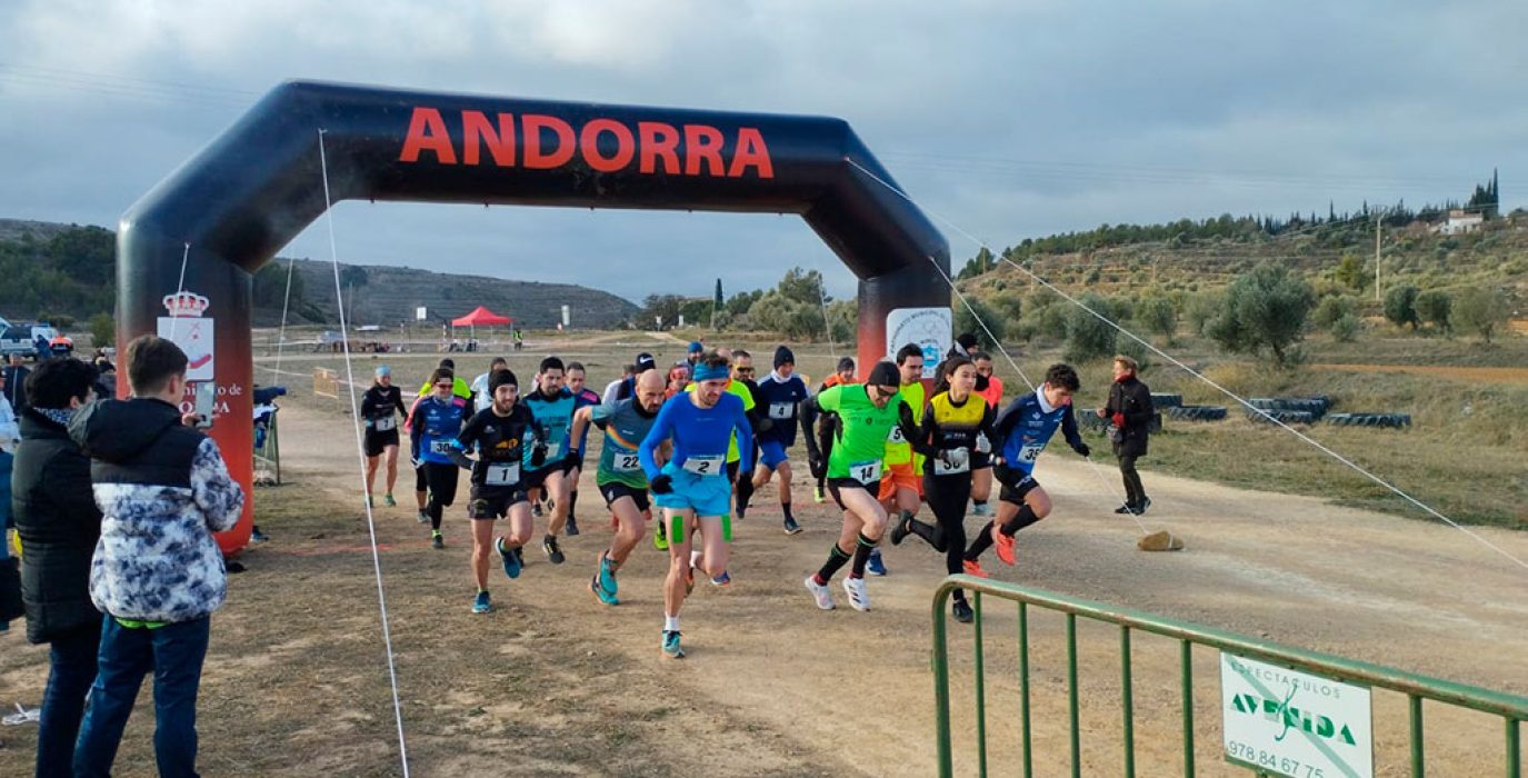 Un momento de la salida de la Carrera Absoluta y Juvenil del Cross Villa de Andorra