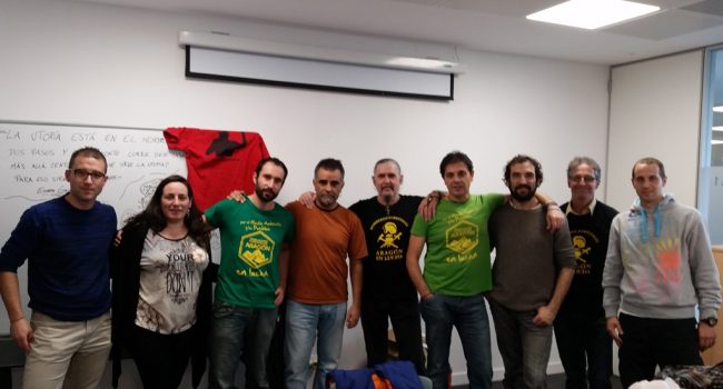 Los delegados arropados a la salida del encierro.