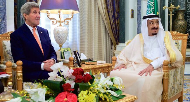 Salman bin Abdelaziz y el secretario de estado de EEUU John Kerry.