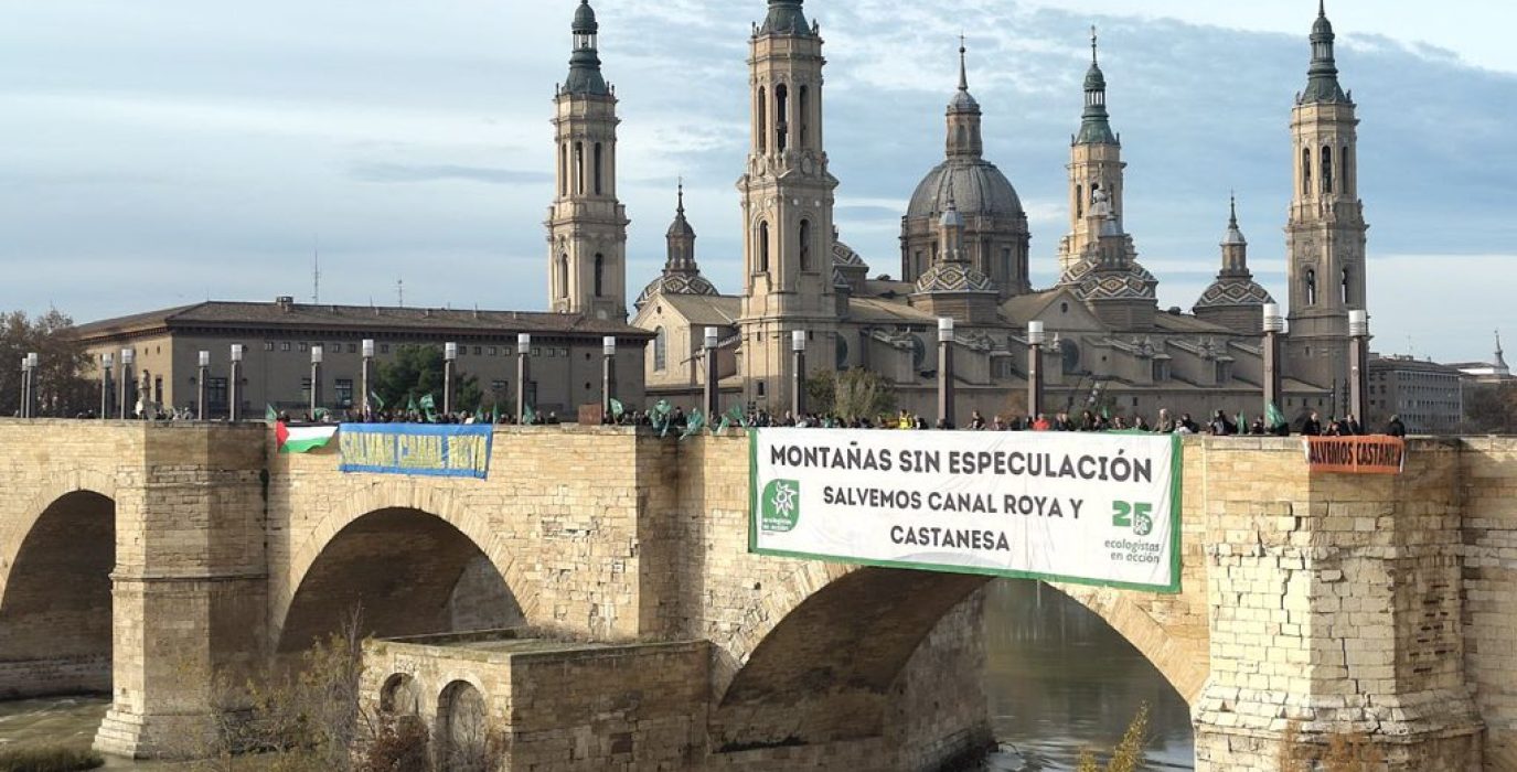 Pancartas en el puente de Piedra de Zaragoza exigiendo la protección de la Canal Roya | Foto: @ecologistas