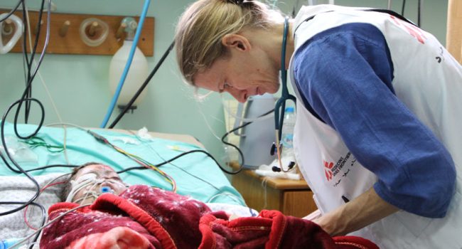 Personal de Médicos Sin Fronteras atiende a un niño palestino herido por la bombas de Israel. Foto: Samantha Maurin (MSF)