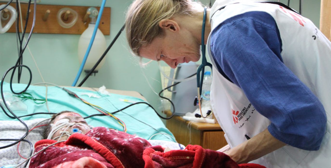 Personal de Médicos Sin Fronteras atiende a un niño palestino herido por la bombas de Israel. Foto: Samantha Maurin (MSF)