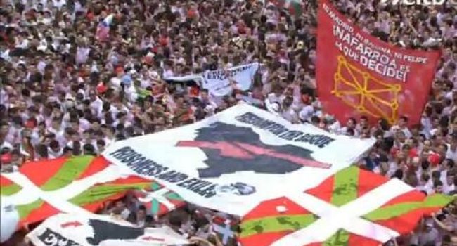 Dos ikurriñas y banderolas por los presos en la plaza del Ayuntamiento durante el txupinazo.