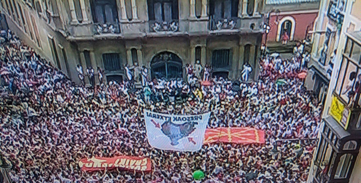 Ambiente en la plaza del Ayuntamiento de Iruñea minutos antes del txupinazo.