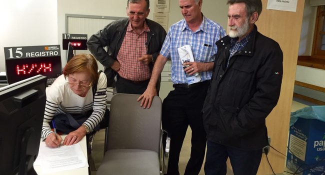 Representantes de las organizaciones registrando el escrito dirigido al Gobierno de Aragón.