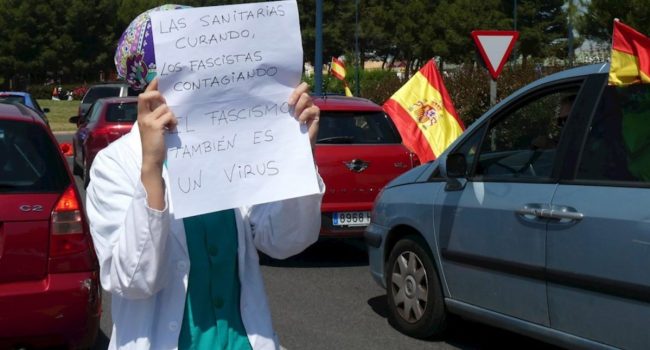 Trabajadora sanitaria plantando cara al fascismo. Foto: @Alcuencaz