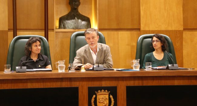 Luisa Broto, Pedro Santisteve y Elena Giner, durante un pleno.