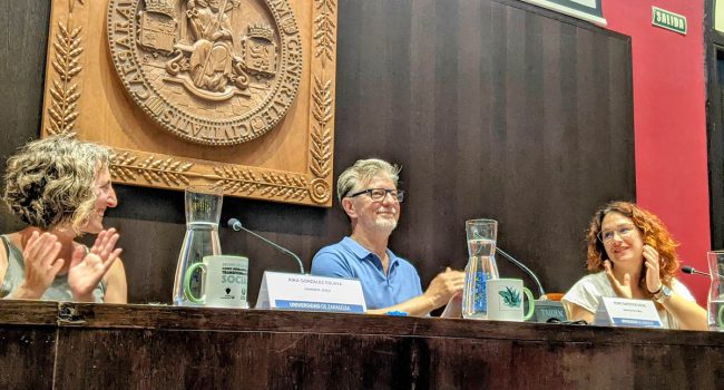 Kika González Eslava. Pedro Santisteve y Laura Pérez Castaño, en la mesa inaugural de las Segundas Jornadas Municipalistas. Foto: Iker G. Izagirre (AraInfo)