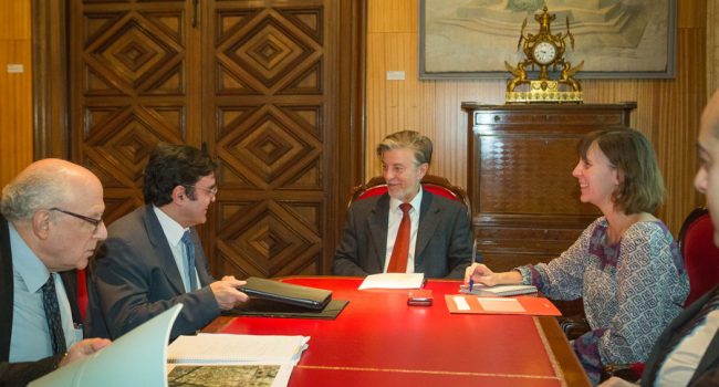 Santisteve y Artigas con representantes de la CHE. Foto: Daniel Marcos
