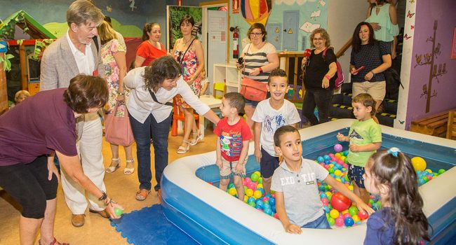 Santisteve y Broto con los niños y niñas del CTL Capuzón. Foto: Daniel Marcos (AZ)