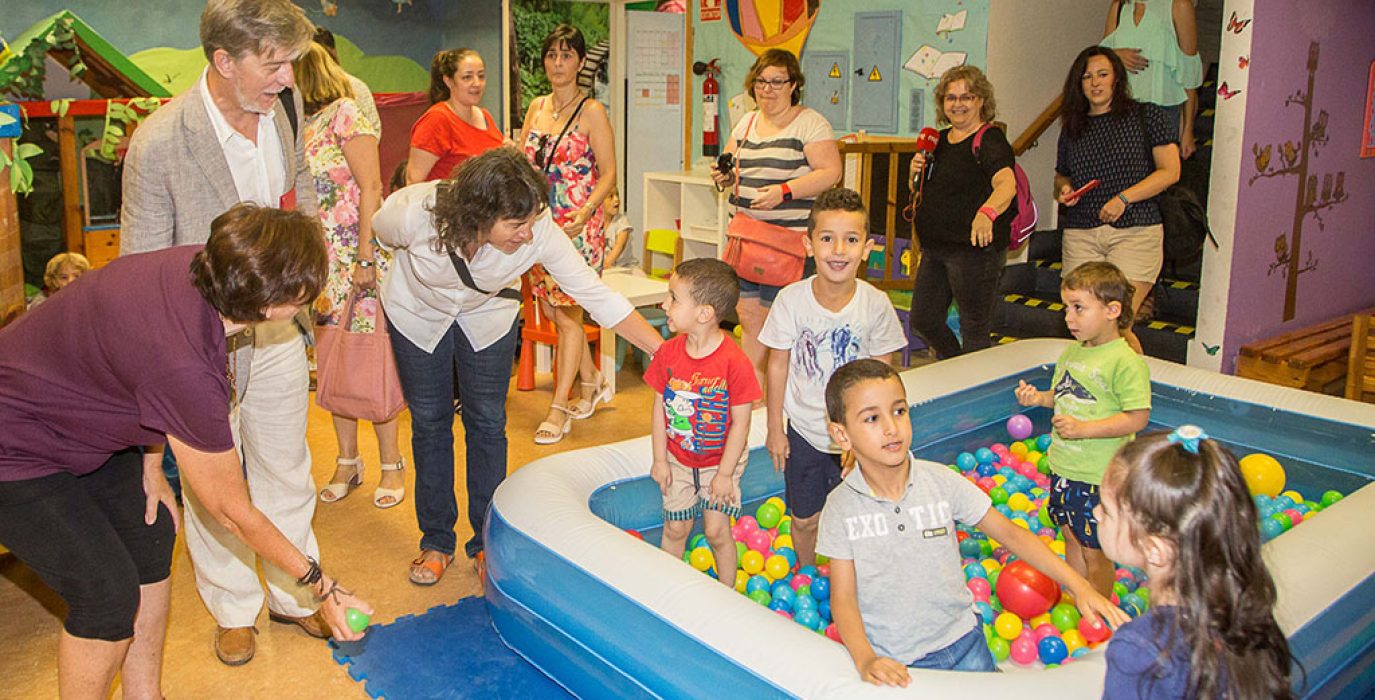 Santisteve y Broto con los niños y niñas del CTL Capuzón. Foto: Daniel Marcos (AZ)