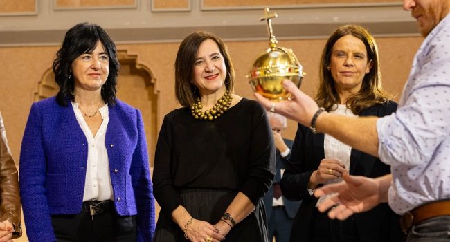 (En el centro) Sara Fernández Escuer, concejala de Cultura del equipo del PP | Foto: Ayuntamiento de Zaragoza / Miguel G. García