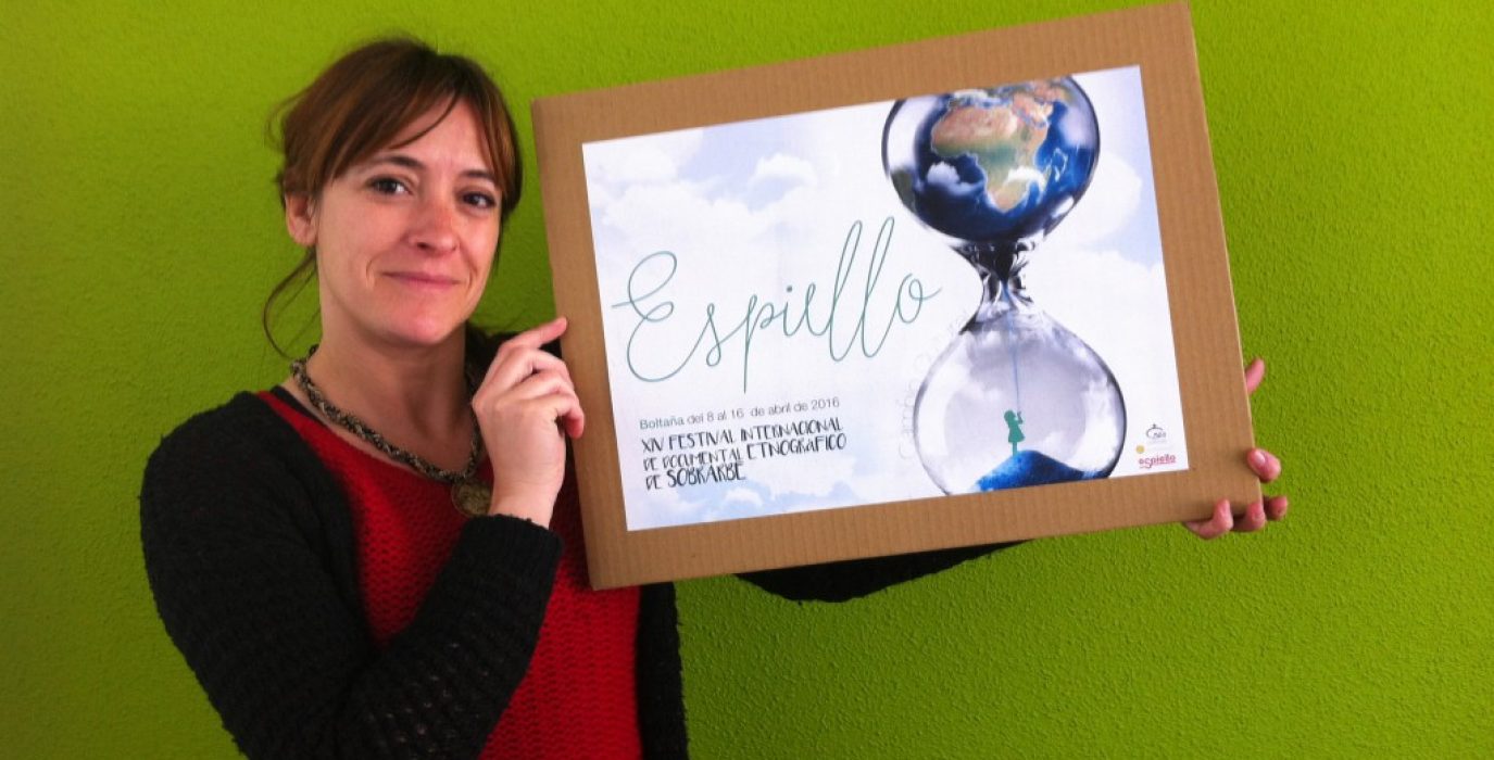 Sara Rubio con el cartel de Espiello 2016.