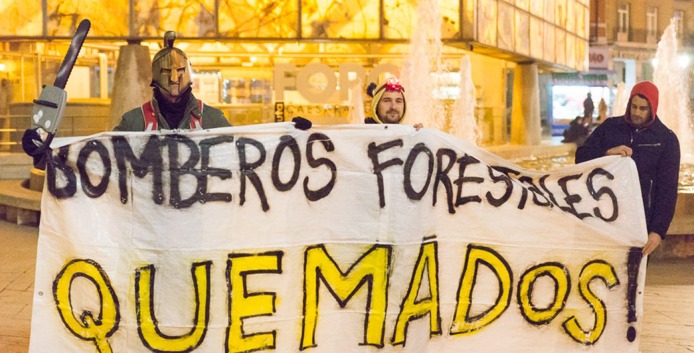 Imagen de archivo de una protesta en Zaragoza de las y los bomberos forestales | Foto: Pablo Ibáñez (AraInfo)