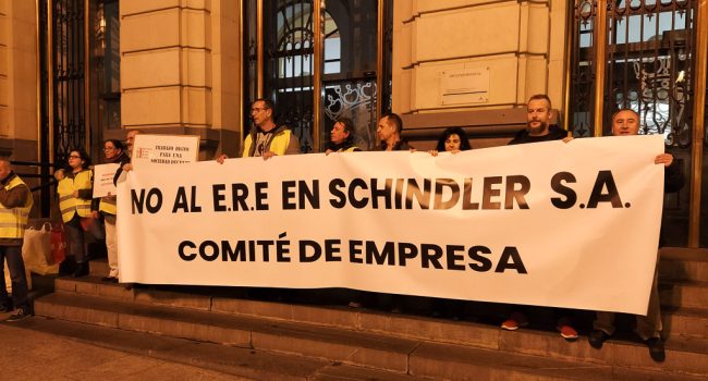 Concentración de la plantilla de Schindler. Foto: Pablo Ibáñez (AraInfo)
